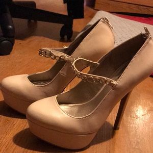 Nude platform pumps